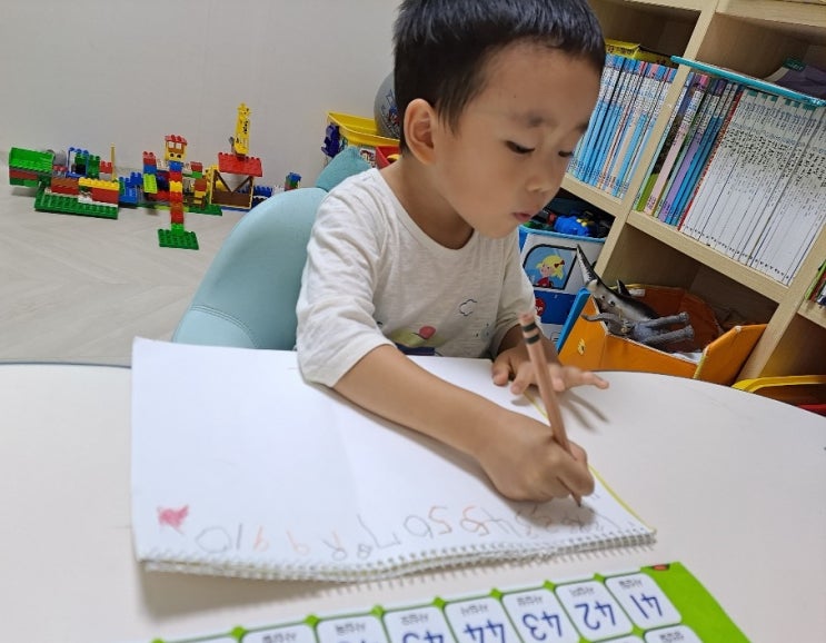  왼손잡이 아이 오른손잡이로 교정했어요
