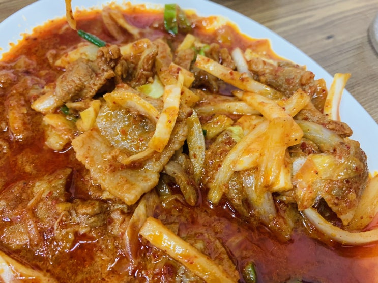  직장인 점심 무조건 나오는 메뉴중 하나 제육볶음
