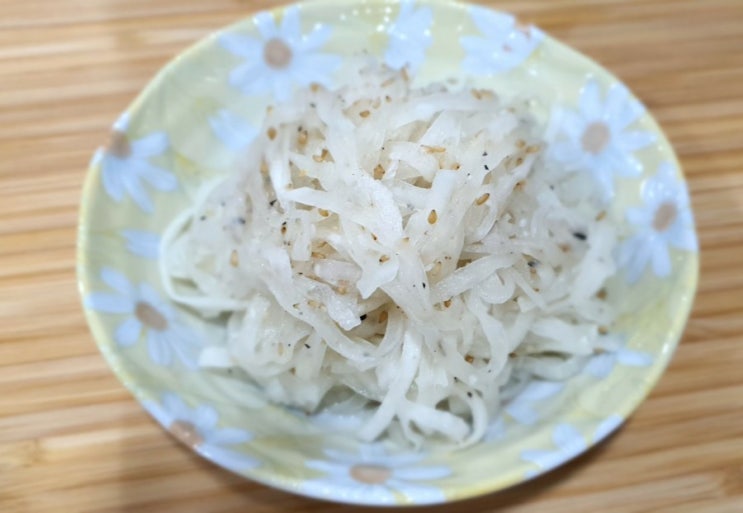  초간단 무나물 만드는 법 무 나물 비빔밥으로 먹어도 좋고 그냥 반찬으로도 좋아요