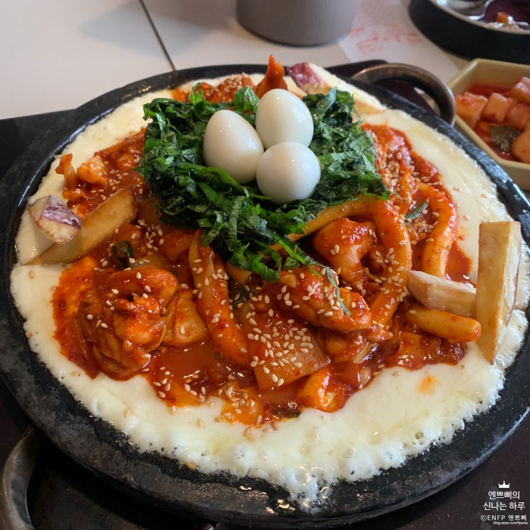  압구정로데오 청담 맛집 :: 공돌이부엌 압구정로데오점_기계가 조리해 주는 돌판 누룽지 닭갈비
