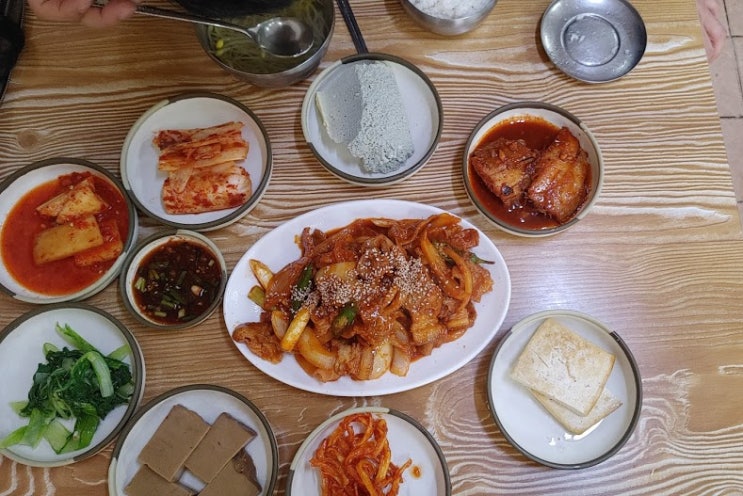  신나게 점심은 돼지 두루치기로