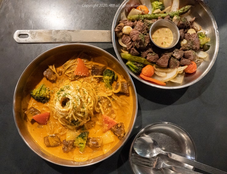  홍대맛집 바비레드 _ 매콤해서 맛있는 레드크림파스타와 스테이크 상수역파스타