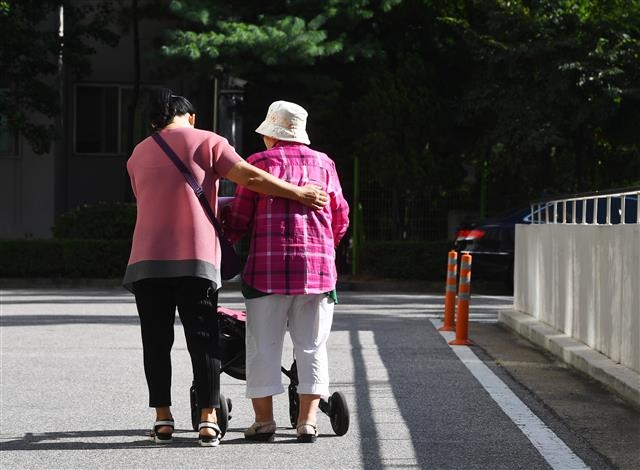 완전노령연금 받는 여성 10% 뿐…기혼여성 취약한 노후