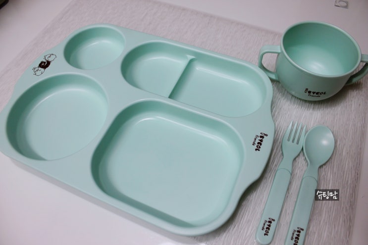 유아식판 아이별프렌즈 친환경 옥수수 식판 사용해요.