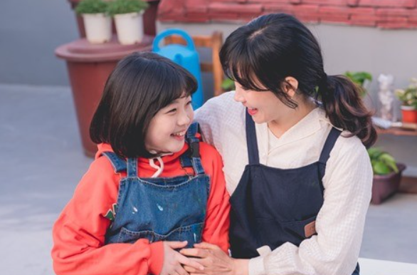 채널A 금토 드라마 거짓말의 거짓말 이유리, 고나희에 애틋 모성애 친딸의 새엄마가 되다. 채널A 금토 드라마 거짓말의 거짓말 이유리, 고나희에 애틋 모성애 친딸의 새엄마가 되다.