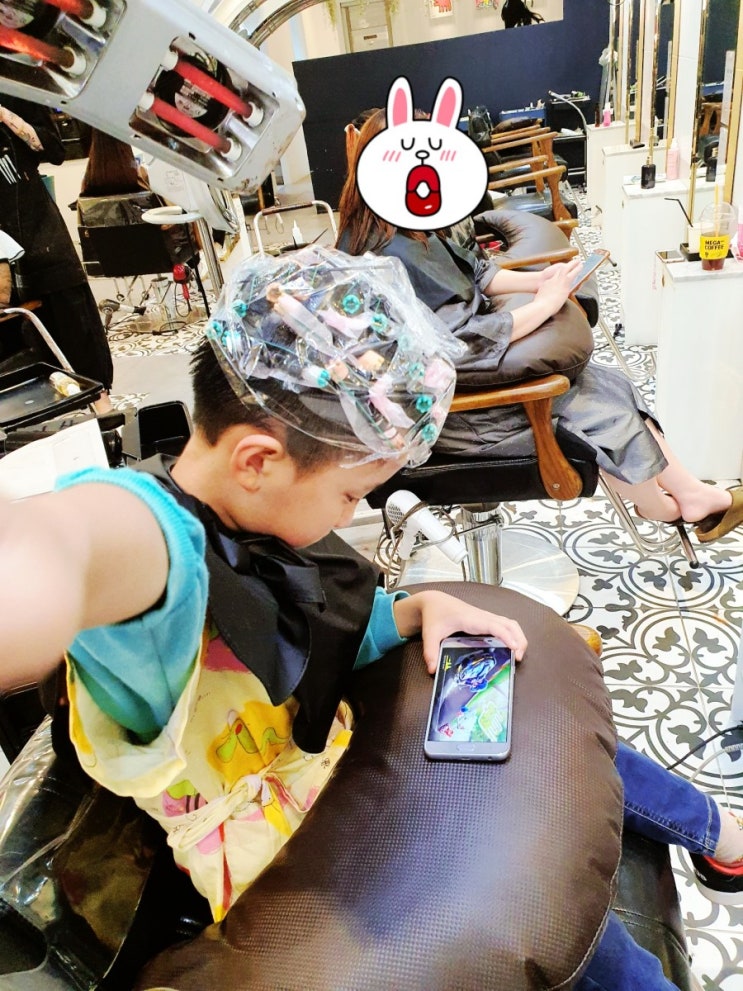  아들과 머리하러 가다