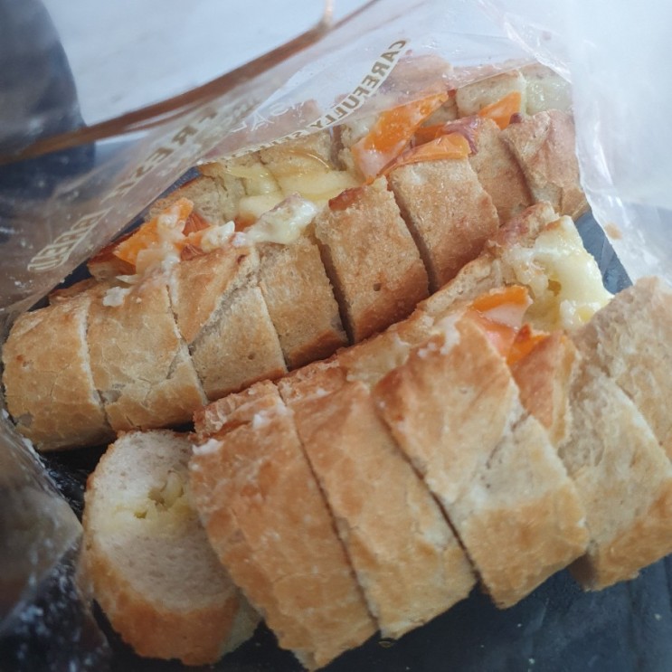 파리바게트에서 먹은 빵 중에서 가장 맛있었던 크림치즈바게트 강력하게 권하는 후기