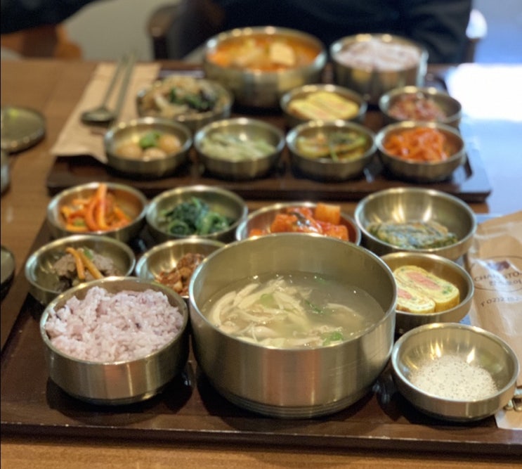  집밥이 그리울때 다양한 반찬을 취향대로 골라먹을 수 있는 신당역 찬스토어앤카페