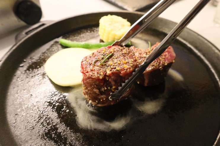  스테이크와 육회, 곱창을 한 곳에서 아주 맛있게. 서면 술집, 곱다