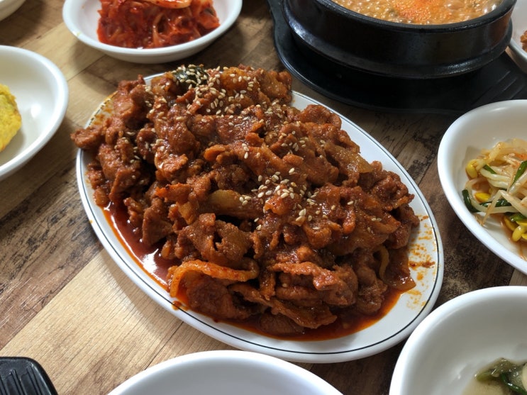  창덕궁 맛집, 쌈밥 생각나면 ‘뭉치바위’! 제육쌈밥 리뷰