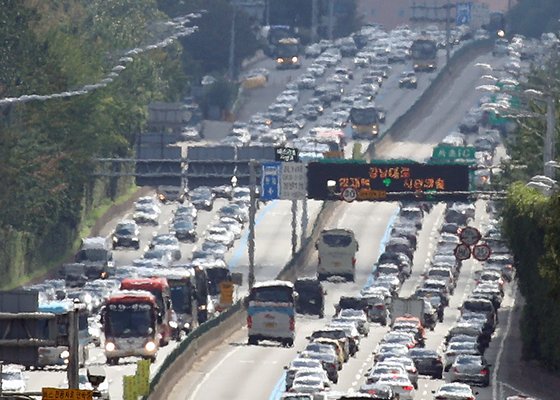 고속도로 휴게소 車사고, 절반이 진입로서 속도 안 줄이다 ‘쾅’