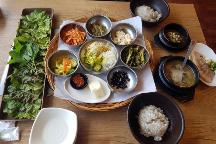  예당 소쿠리 밥상에서 한 끼 해결, ?집은 아니고 밥집인 걸로 ㅎ