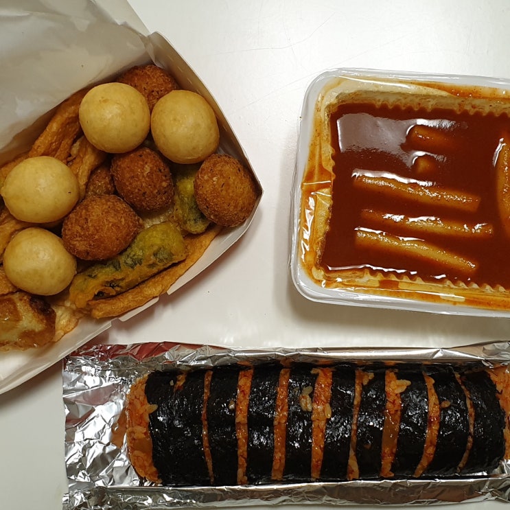  "신전떡볶이" 오뎅 만두 잡채말이 김말이 크림치즈볼 고구마치즈볼 신전김밥