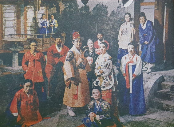 Color picture of the Samogok cast