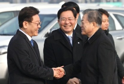 <b>이재명</b>, 문 대통령과 평택·당진항 '친환경차 <b>수출</b><b>현장</b>' <b>방문</b>