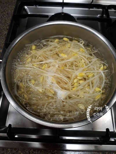  국물 맛이 시원한 콩나물 국