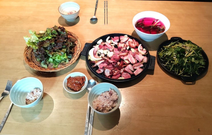  참나물 무침 겉절이와 바베큐 삼겹살  상차림