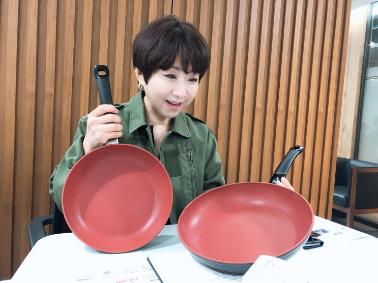  새 해 첫 왕영은의 톡 투게더, 덴마크유산균 & 휘슬러센소레드프라이팬 & 청송백자달항아리 살펴볼까요?