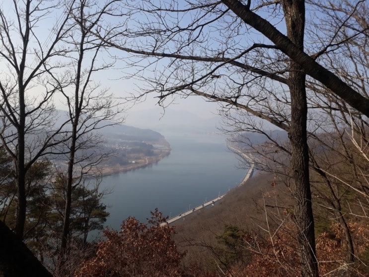 부용산 등반로에서 바라본 남한강과 6번국도