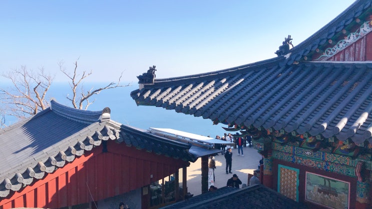  바다를 바라보는 절벽 위 몽환적인 사찰, 여수 향일암