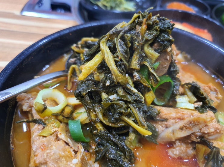  국밥 하면 뼈다귀  해장국!!   살코기가 품성하고 얼큰한   뼈다귀 감자탕!!