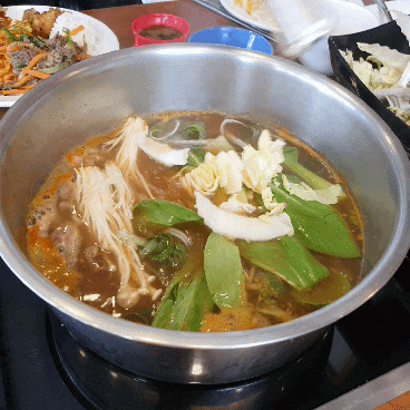  세종 샤브샤브 <샤브홀리> 샐러드바가 있어요 :)