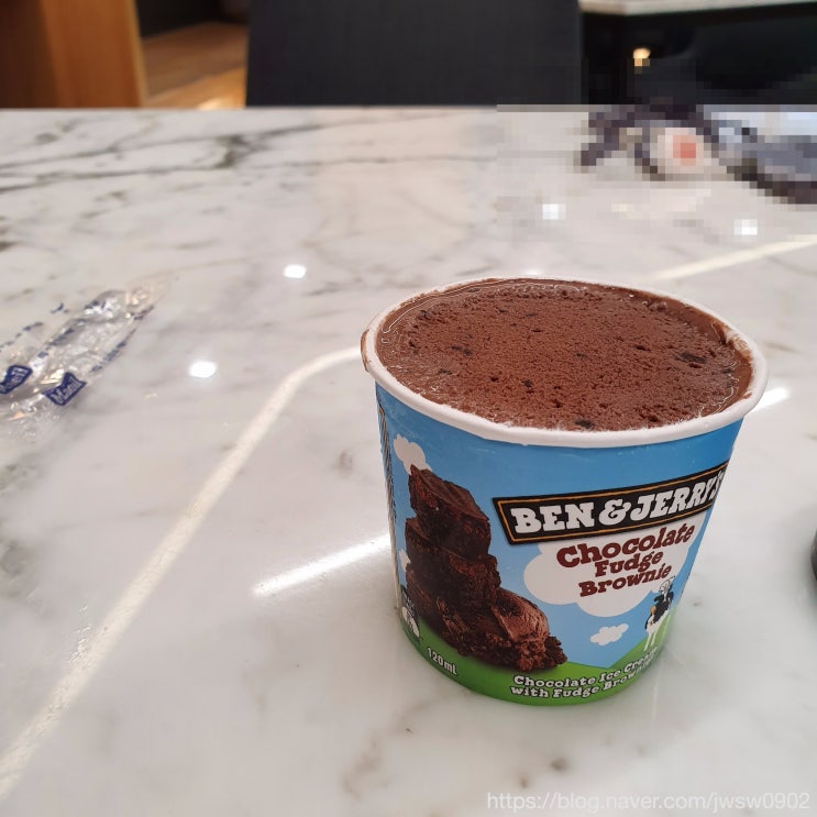 [짧은 후기 시리즈] 요즘 어디선가 핫하고 비싼 초콜릿 아이스크림 추천 : 벤앤제리스 초콜릿 퍼지 브라우니