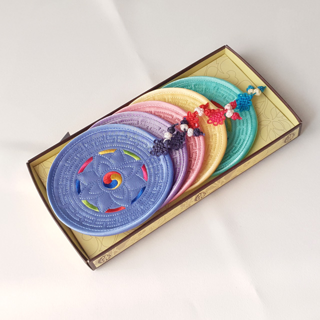 [추천제품] 드리다샵 전통 색동 원형 찻잔받침 컵받침세트 5P 외국인선물 색상랜덤 5종  10,900원
