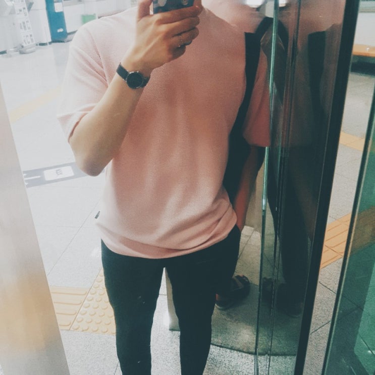 남자 옷 코디 : 분홍색 티셔츠 & 검은색 슬랙스