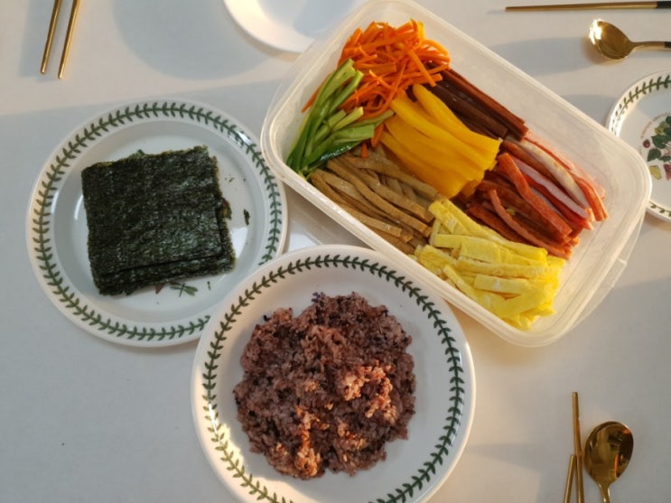  간단하게 먹기 좋아요! 여유를 느낄 수 있는 김밥