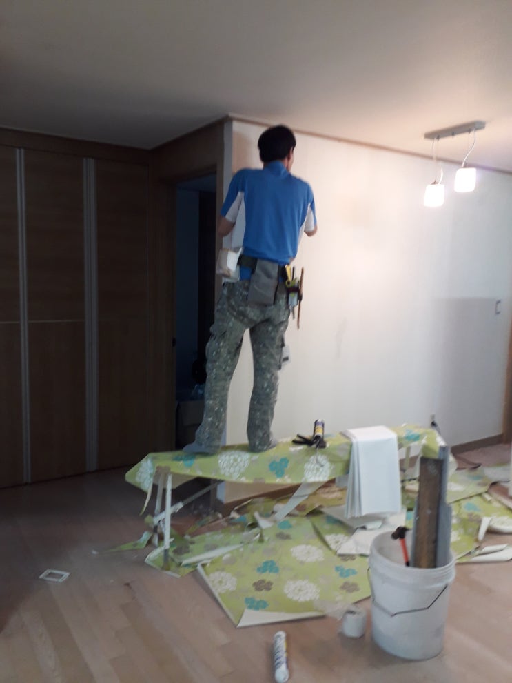  소폭합지 보다 장폭합지 실크벽지 도배 몇배 힘들어요.