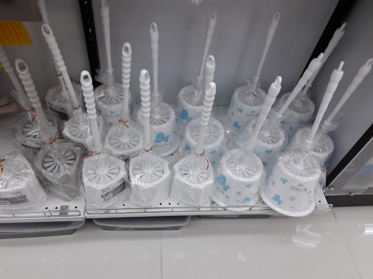  다이소 변기솔 화장실 변기청소에 딱 좋아요.
