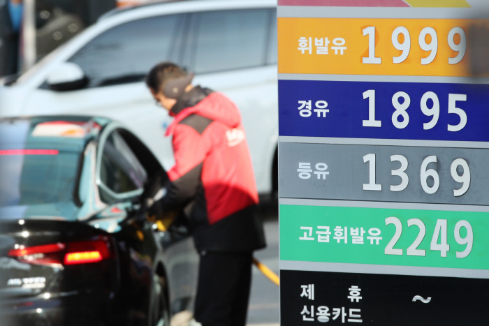 ‘전운’에도 국제유가 금세 진정…저무는 ‘중동 원유 패권 시대’ ‘전운’에도 국제유가 금세 진정…저무는 ‘중동 원유 패권 시대’