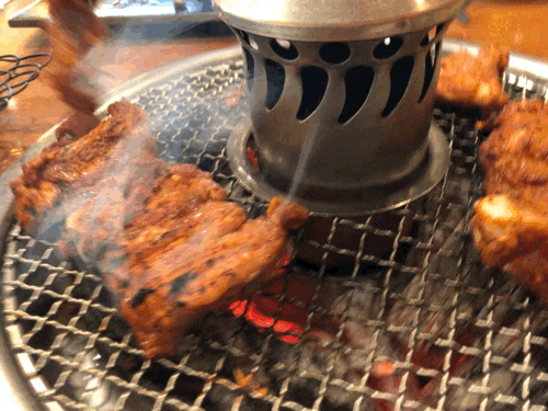  딸기 요플레는 딸기랑 먹으면 더 맛있어.