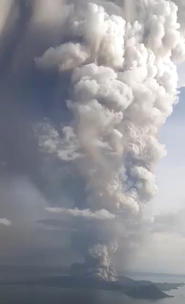 필리핀 마닐라 인근 따알 화산 폭발로 6000명 대피...