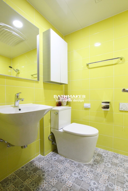 따뜻하고 독특한 느낌의 욕실, 노란색 벽타일을 시공한 분당 트라팰리스 오피스텔 욕실인테리어