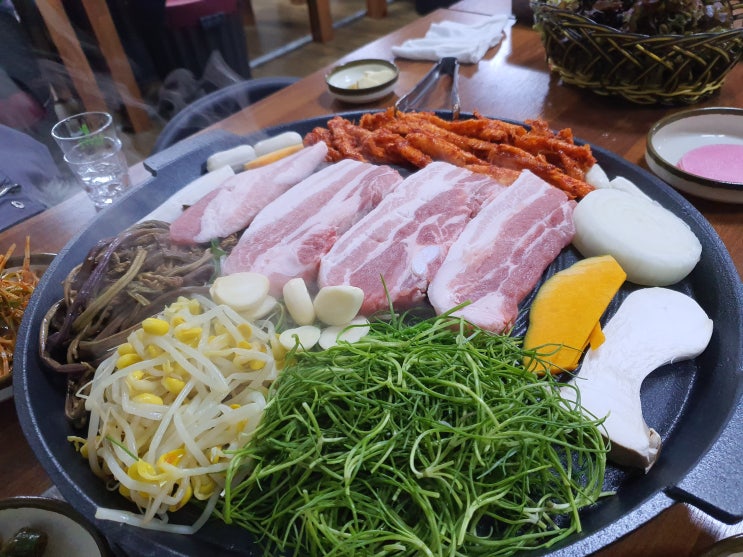  더덕구이도 함께하는  솥뚜껑 삼겹살집