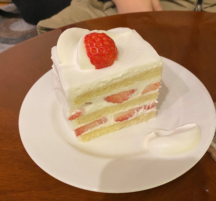  딸기생크림 케이크가 맛있는 홍대 카페, 퐁포네트