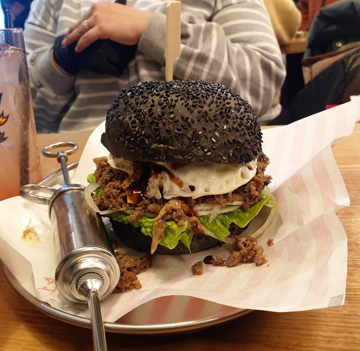 강남역 수제버거맛집 퀸즈블랙:치즈 주사기 버거에 반한 맛 강남역 수제버거맛집 퀸즈블랙:치즈 주사기 버거에 반한 맛