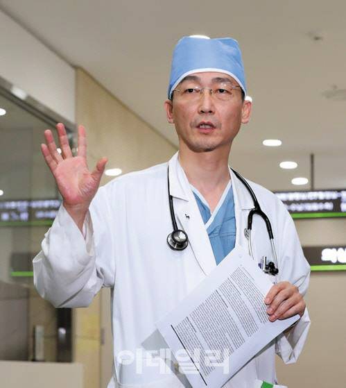 아주대의대 교수회" 유의료원장,이국종교수에게 사과하고 물러나라" 아주대의대 교수회" 유의료원장,이국종교수에게 사과하고 물러나라"