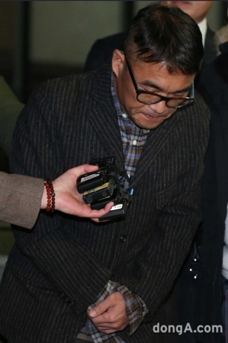  김건모, '성폭행 의혹' 12시간 조사 후 귀가