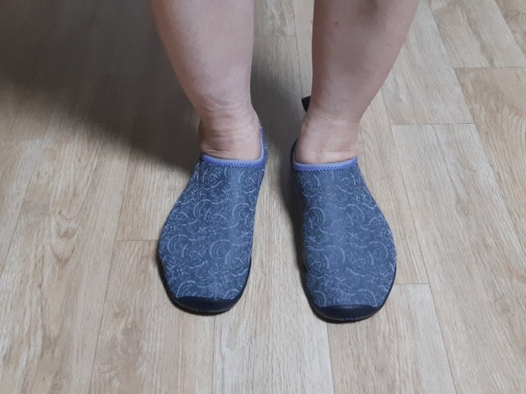 아쿠아로빅을 하려면  아쿠아슈즈를 신어야 하나?