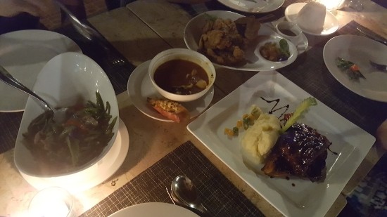 보홀비치클럽(BBC) 식당에서의 저녁 보홀비치클럽(BBC) 식당에서의 저녁