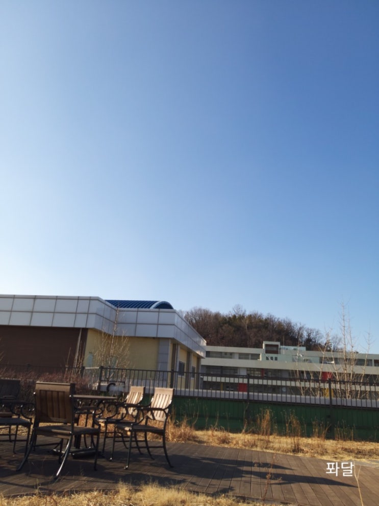  산책하기 참 좋은 날인데요..