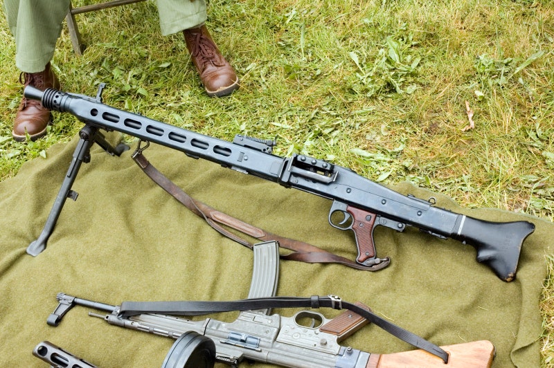 연합군 장병들을 갈아버리는 히틀러의 전기톱, MG42