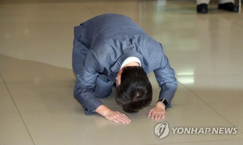 돌아온 안철수, 바닥에 엎드려 큰 절하며 정계복귀 '신고식' 돌아온 안철수, 바닥에 엎드려 큰 절하며 정계복귀 '신고식'