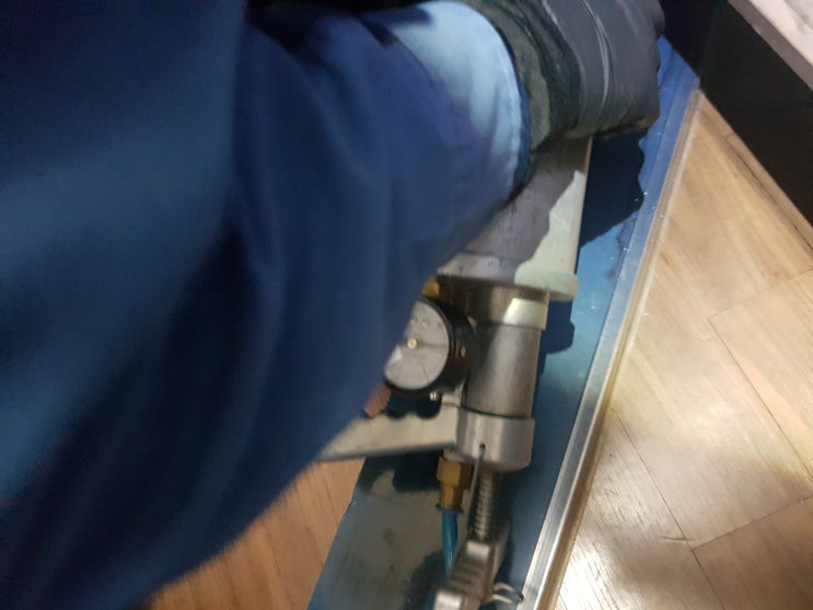  배수구가 너무 자주 막힌다면 배관 세척을 해보세요