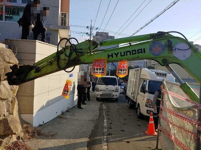 통행료 갈등에도로소유주가 굴착기로 도로 막아