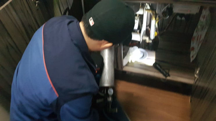  화장실 배관이 막혀서 뚫었네요
