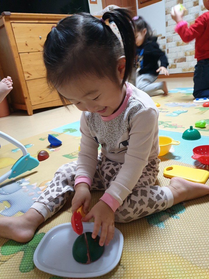 [육아일기] 28개월 27일 큰세상어린이집에서 김치담궜어요